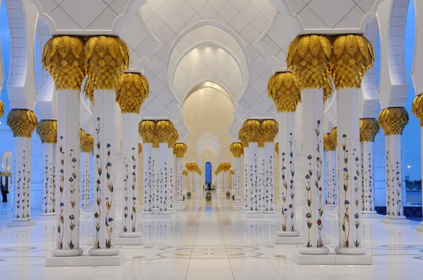 Detail of the Sheikh Zayed Mosque at night, Abu Dhabi — Stock Photo, Image