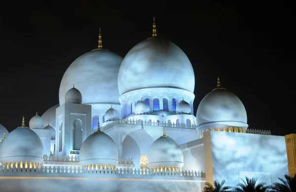 在晚上，阿布扎比谢赫 · 扎耶德清真寺 — 图库照片