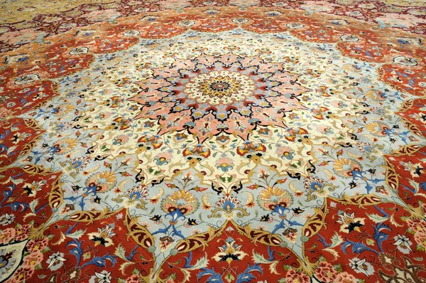 Wunderschöner orientalischer handgefertigter Teppich in der Scheich-Zayed-Moschee, abu dhabi — Stockfoto