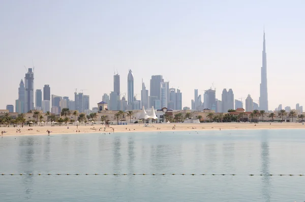 De skyline van de stad van Dubai, jumeirah beach park op voorgrond. — Stockfoto