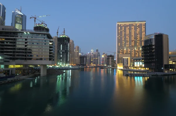 黄昏时分在迪拜码头. — 图库照片