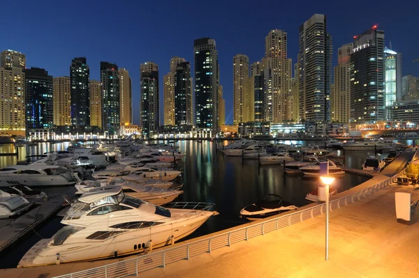 Dubai Marina i skymningen. — Stockfoto
