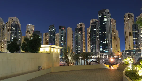 Dubai Marina in der Abenddämmerung. — Stockfoto