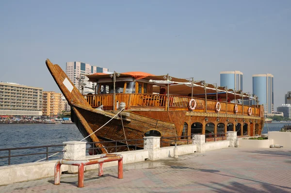 传统的阿拉伯文船在迪拜克里克 — 图库照片