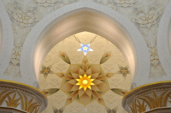 Interior da Mesquita Sheikh Zayed em Abu Dhabi — Fotografia de Stock