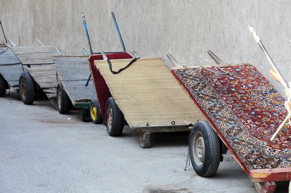 Pushcarts χώρος στάθμευσης στο η παλιά souq στο Ντουμπάι, Ηνωμένα Αραβικά Εμιράτα — Φωτογραφία Αρχείου