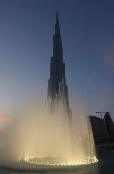 Burj khalifa en fontein in dubai — Stockfoto