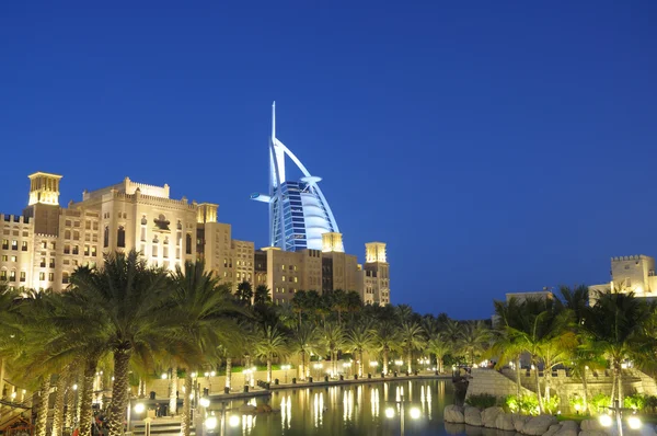 Madinat Jumeirah al anochecer. Dubai — Foto de Stock