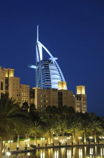 Madinat jumeirah in de schemering. Dubai — Stockfoto
