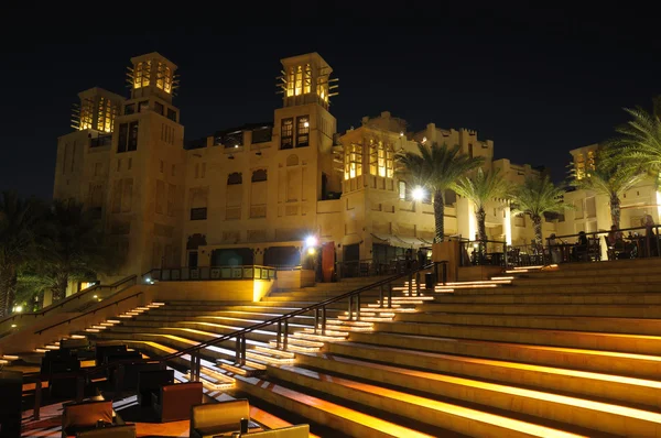 Luxusní resort madinat jumeirah v noci. Dubaj — Stock fotografie