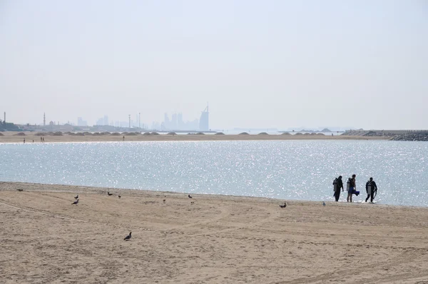 Дайвер на пляже в Дубае — стоковое фото