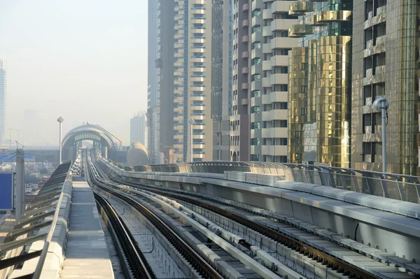 Las vías del metro en Sheikh Zayed Road, Dubai — Foto de Stock