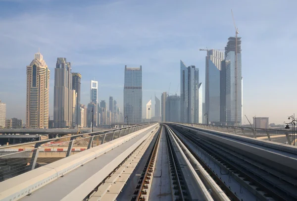 Metro tracks in Sheikh Zayed Road, Dubai — Stockfoto