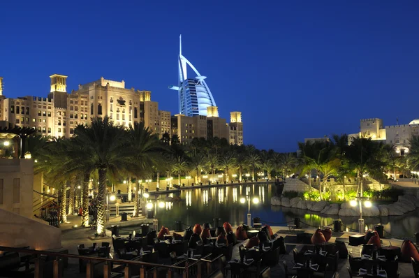 Madinat jumeirah za soumraku. Dubaj — Stock fotografie