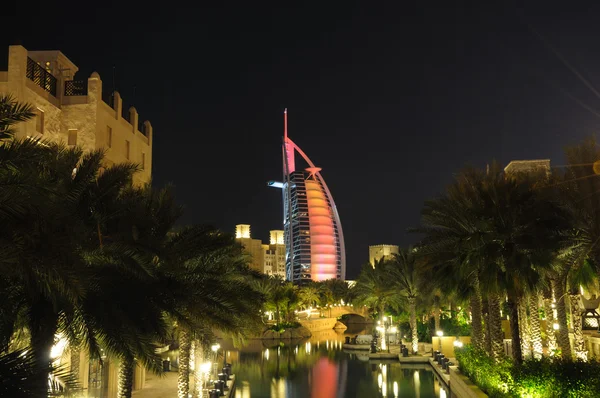 朱美拉酒店在晚上。迪拜 — 图库照片