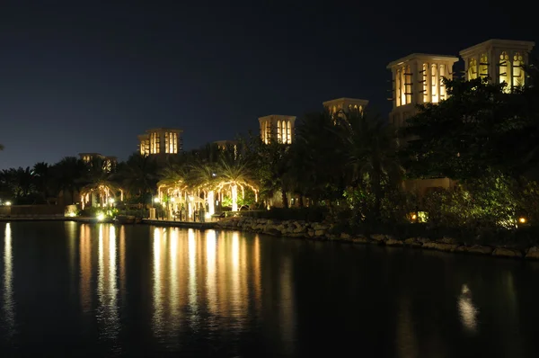 Madinat jumeirah resort på natten, dubai — Stockfoto