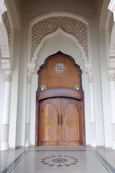 Арабский стиль двери мечети в Шардже — стоковое фото