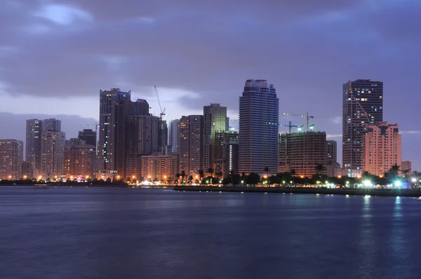 Sharjah skyline van de stad in de schemering — Stockfoto