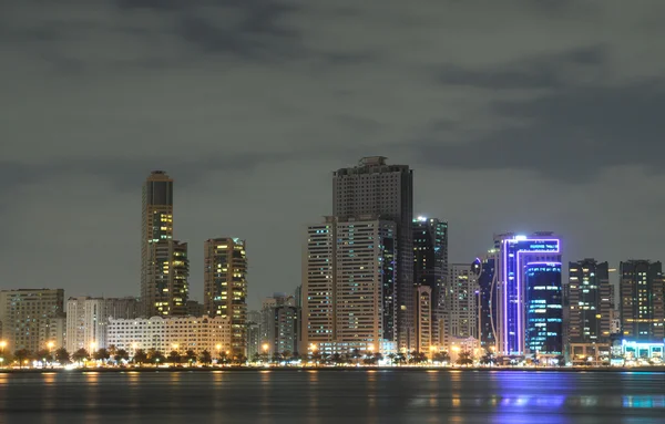 Sharjah stadssilhuetten i skymningen — Stockfoto