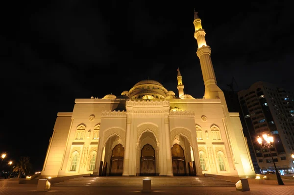 Moskén Al noor i sharjah på natten. — Stockfoto