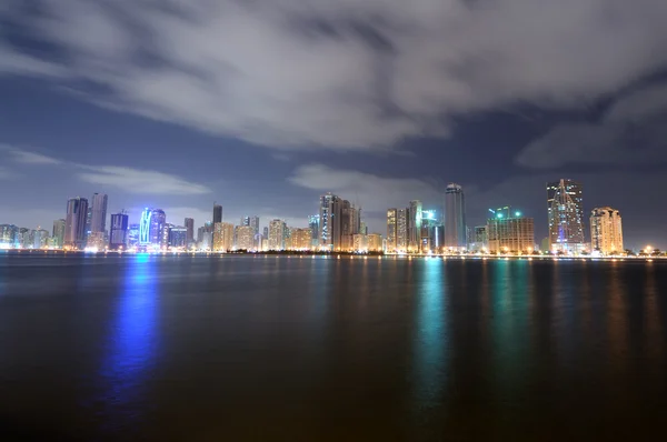 Skyline der Sharjah-Stadt in der Abenddämmerung — Stockfoto
