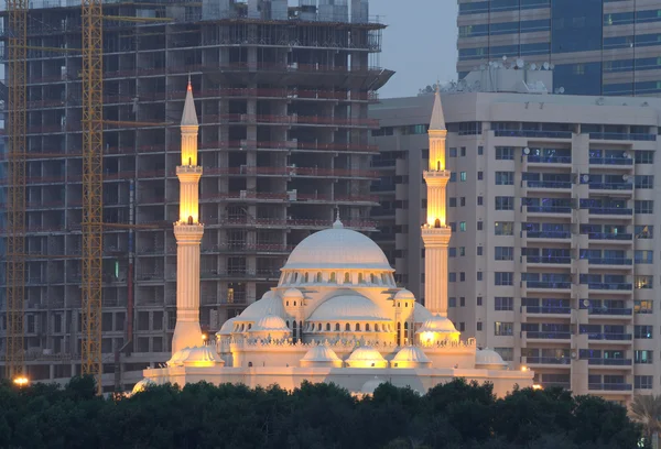 在黄昏的沙迦市阿尔努尔清真寺 — 图库照片