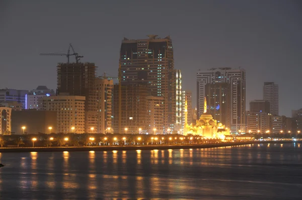 Ciudad de Sharjah Skyline con la Mezquita Al Noor — Foto de Stock