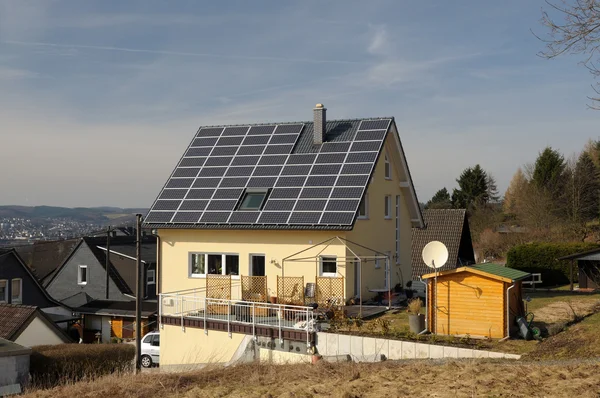 屋顶上有太阳能电池板的房子 — 图库照片