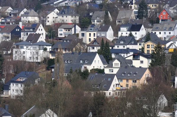 Hillside casas na cidade alemã Siegen — Fotografia de Stock
