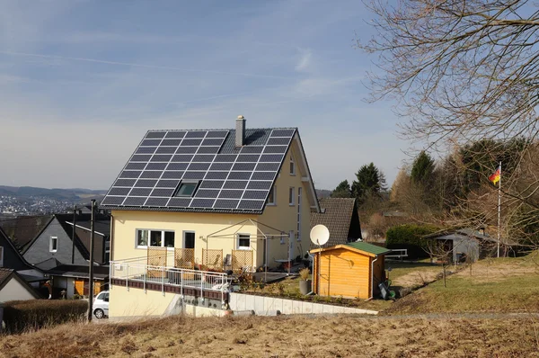 Haus mit Sonnenkollektoren auf dem Dach — Stockfoto