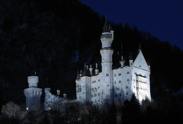 Geceleri aydınlatılan şaşırtıcı neuschwanstein Şatosu. Almanya — Stok fotoğraf