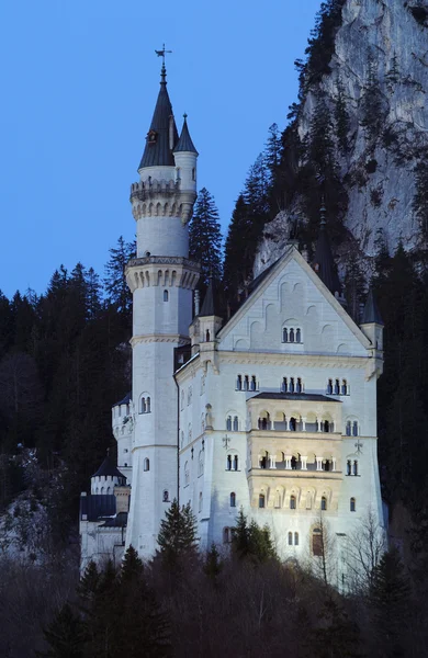 Kasteel Neuschwanstein's nacht verlicht. Beieren, Duitsland — Stockfoto