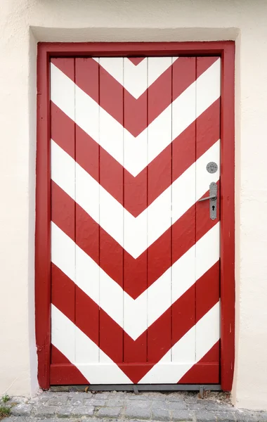Porta vermelha e branca — Fotografia de Stock