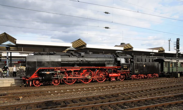 Vieja locomoción de vapor en la estación de tren — Foto de Stock
