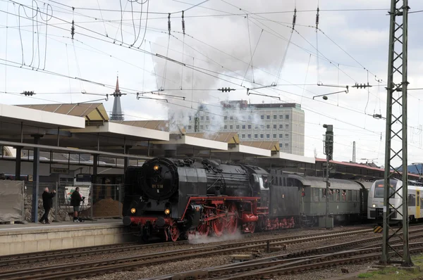 コブレンツ、ドイツの駅で電車を蒸気します。 — ストック写真