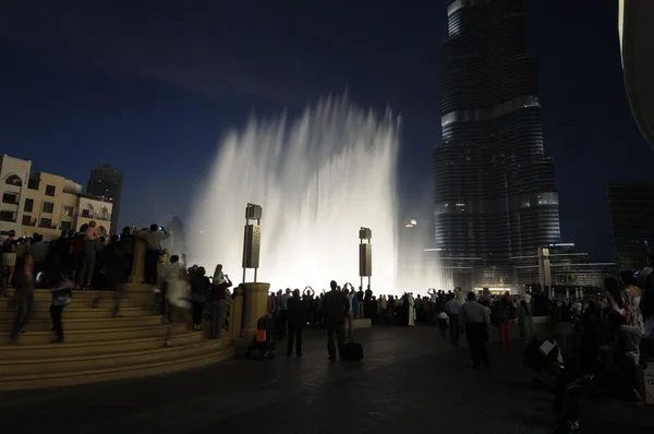 在晚上的迪拜喷泉 — 图库照片