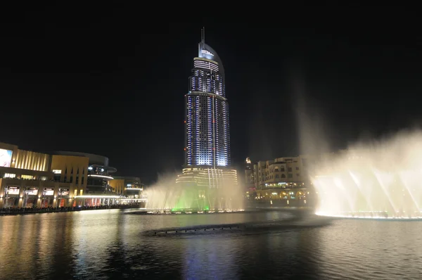 Dubai Fountain and Address Hotel ночью — стоковое фото
