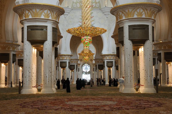 A l'intérieur de la mosquée Cheikh Zayed à Abu Dhabi — Photo