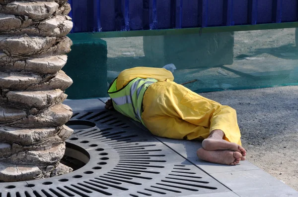 Construction worker having a break. Dubai — Stock Photo, Image