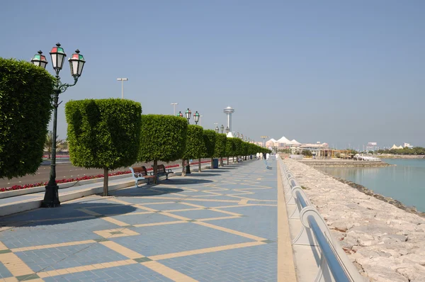 Strandpromenaden vid marina mall i abu dhabi — Stockfoto