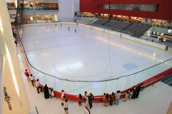 Pista de hielo en Dubai Mall —  Fotos de Stock