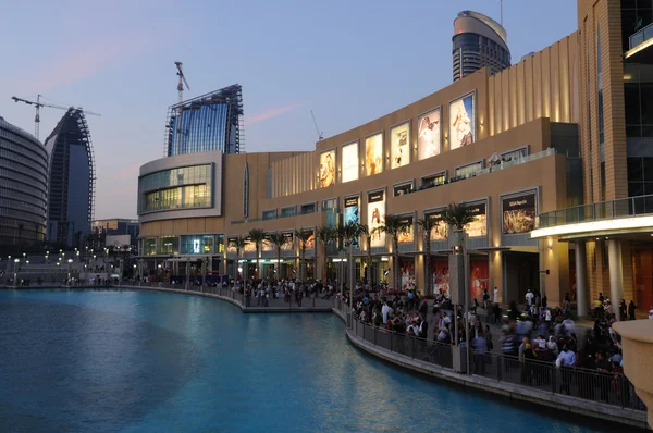 Centrum handlowego Dubai mall w zmierzchu — Zdjęcie stockowe
