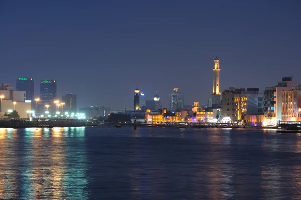 迪拜河，在正确的站点上，左和 bur 迪拜的德伊勒. — 图库照片