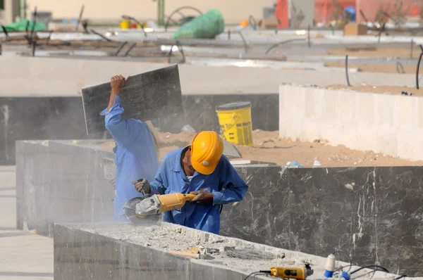 Byggnadsarbetare i abu dhabi — Stockfoto