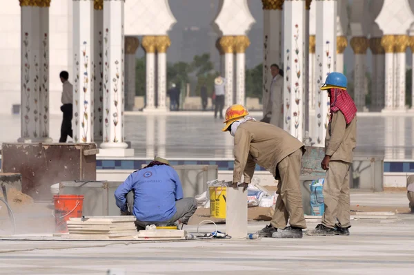 Trabajadores de la construcción en Abu Dhabi — Foto de Stock