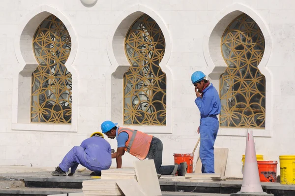 Trabalhador na Sheikh Zayed Road em Abu Dhabi — Fotografia de Stock