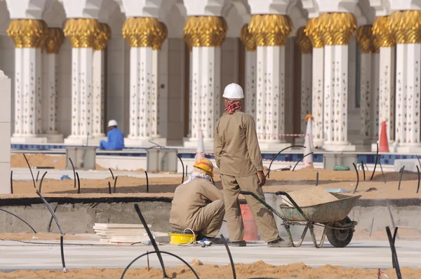 Lavoratore alla Sheikh Zayed Road ad Abu Dhabi — Foto Stock