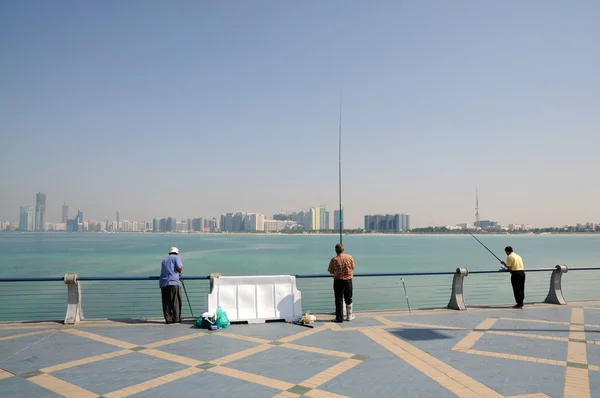 Fishermen at the promenade in Abu Dhabi — Stock Photo, Image
