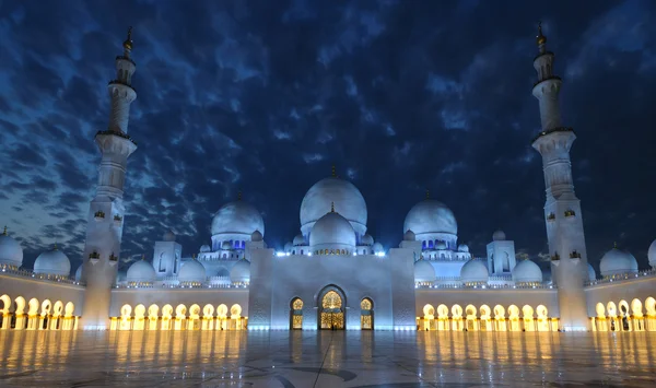 夜は、アブダビのシェイク ・ ザーイド ・ モスク ストック画像