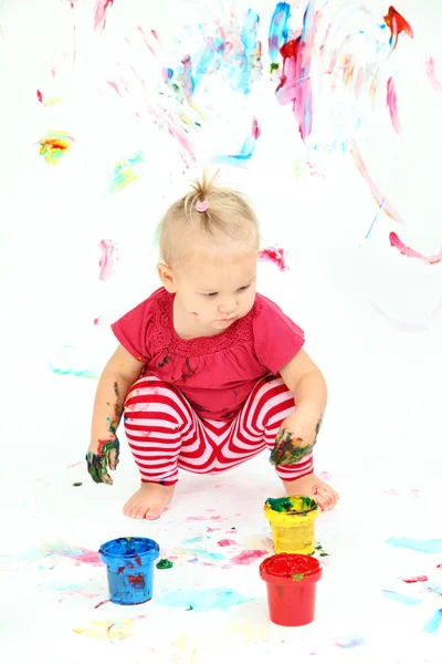 Toddler girl painting on white paper — Stock Photo, Image